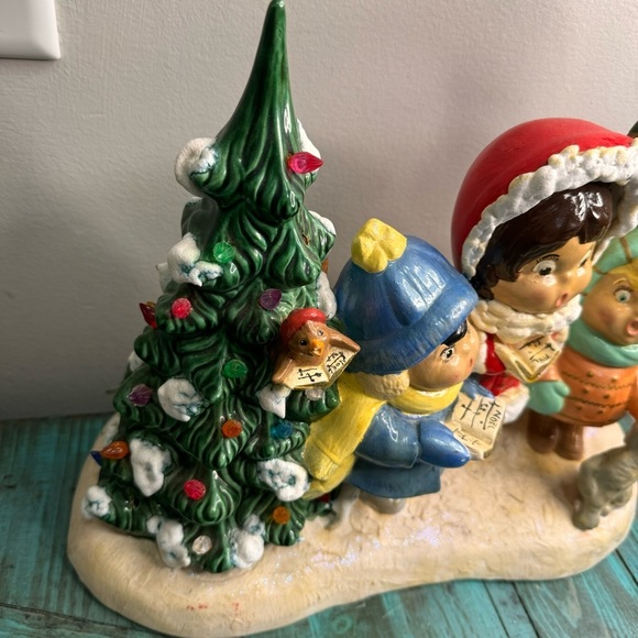Vintage Hand Painted Ceramic Caroling Children Light Up Christmas Tree Lamp Post - Picture 12 of 14